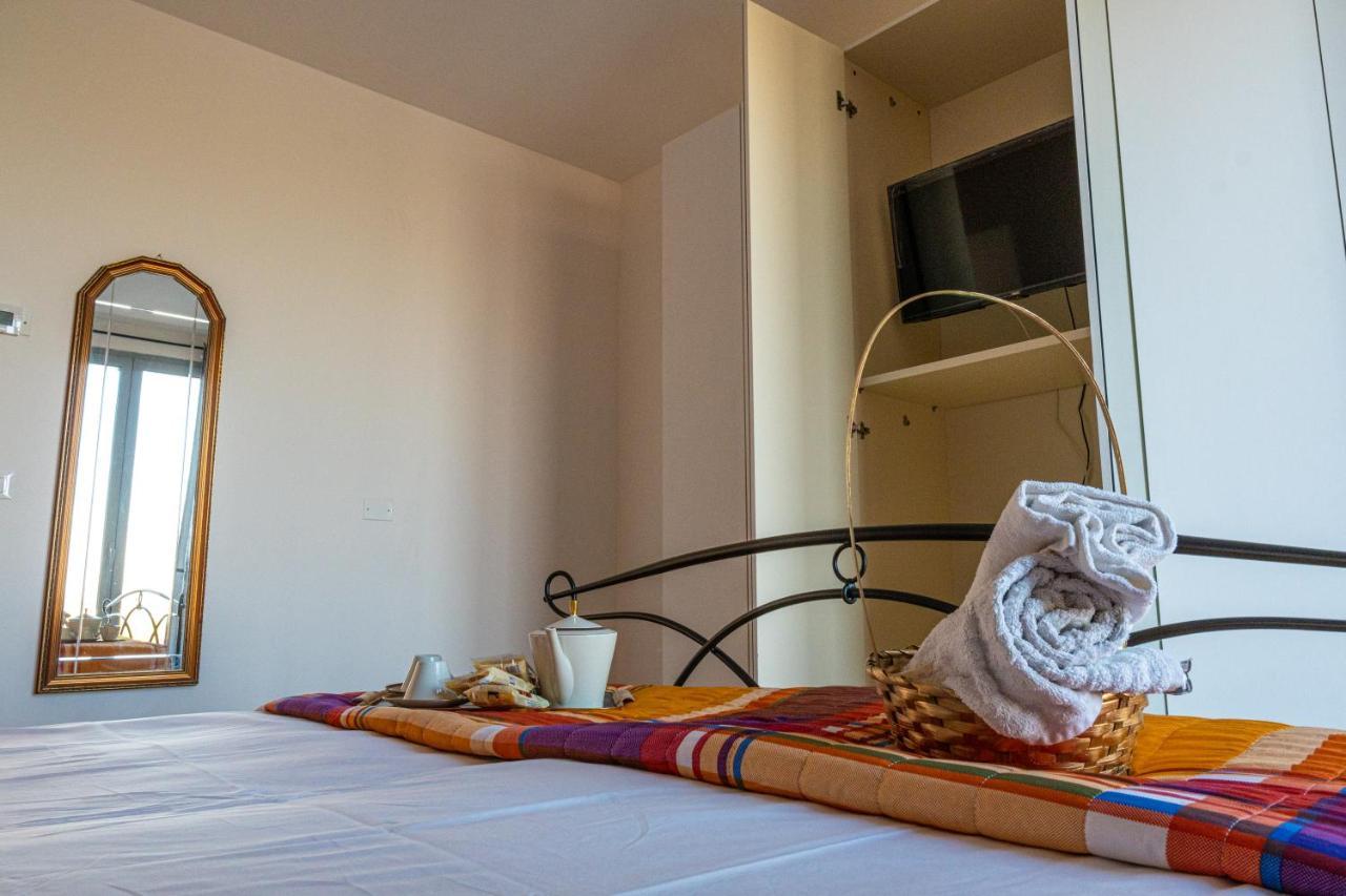 Gold Oasi - Business Solution Aparthotel Ferrara Exteriör bild